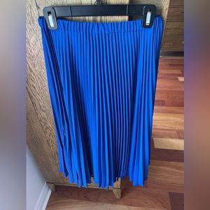 New St John Blue pleated calf skirt sz small